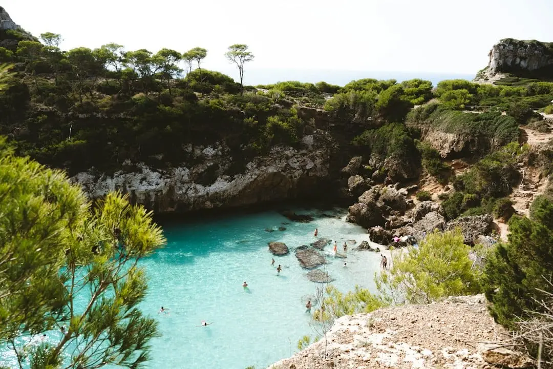Upptäck charmiga Porto Colom – en oas på Mallorca illustration